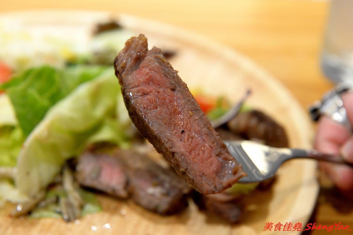 [台中西區]找伍食Find Fifth – 台中新開的早午餐,主打多種肉品大份量套餐,附餐、蛋和沙拉那些全都能自行選擇搭配,9/5-9/16試營運期間點套餐並按讚打卡就送一份藍莓派或豆漿派,原蔬服蛋餅位置。