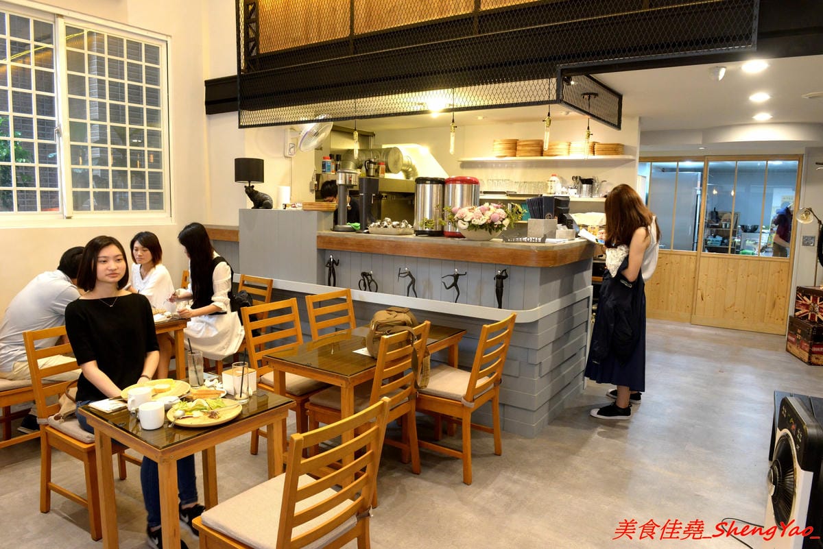 [台中西區]找伍食Find Fifth – 台中新開的早午餐,主打多種肉品大份量套餐,附餐、蛋和沙拉那些全都能自行選擇搭配,9/5-9/16試營運期間點套餐並按讚打卡就送一份藍莓派或豆漿派,原蔬服蛋餅位置。
