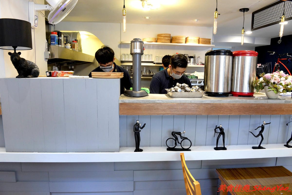 [台中西區]找伍食Find Fifth – 台中新開的早午餐,主打多種肉品大份量套餐,附餐、蛋和沙拉那些全都能自行選擇搭配,9/5-9/16試營運期間點套餐並按讚打卡就送一份藍莓派或豆漿派,原蔬服蛋餅位置。