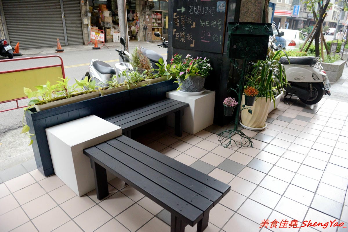 [台中西區]找伍食Find Fifth – 台中新開的早午餐,主打多種肉品大份量套餐,附餐、蛋和沙拉那些全都能自行選擇搭配,9/5-9/16試營運期間點套餐並按讚打卡就送一份藍莓派或豆漿派,原蔬服蛋餅位置。