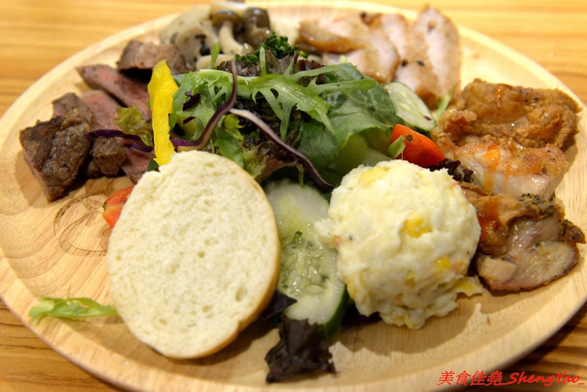 [台中西區]找伍食Find Fifth – 台中新開的早午餐,主打多種肉品大份量套餐,附餐、蛋和沙拉那些全都能自行選擇搭配,9/5-9/16試營運期間點套餐並按讚打卡就送一份藍莓派或豆漿派,原蔬服蛋餅位置。