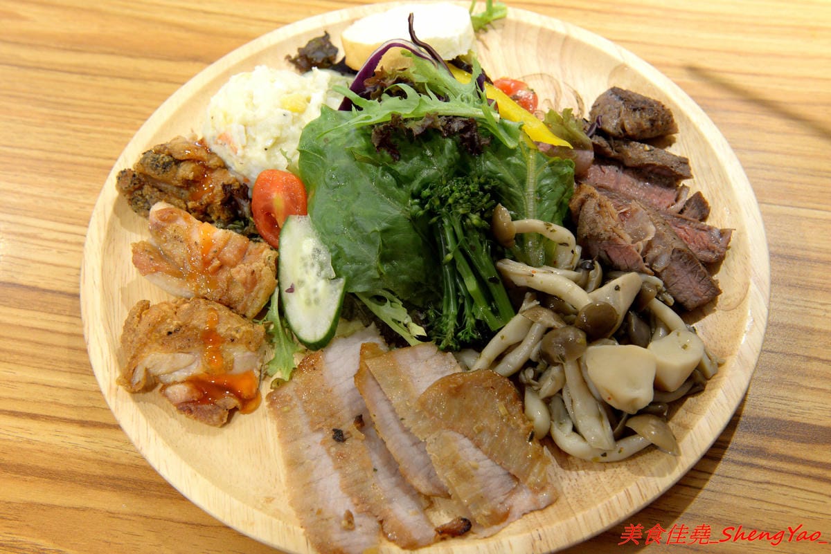 [台中西區]找伍食Find Fifth – 台中新開的早午餐,主打多種肉品大份量套餐,附餐、蛋和沙拉那些全都能自行選擇搭配,9/5-9/16試營運期間點套餐並按讚打卡就送一份藍莓派或豆漿派,原蔬服蛋餅位置。