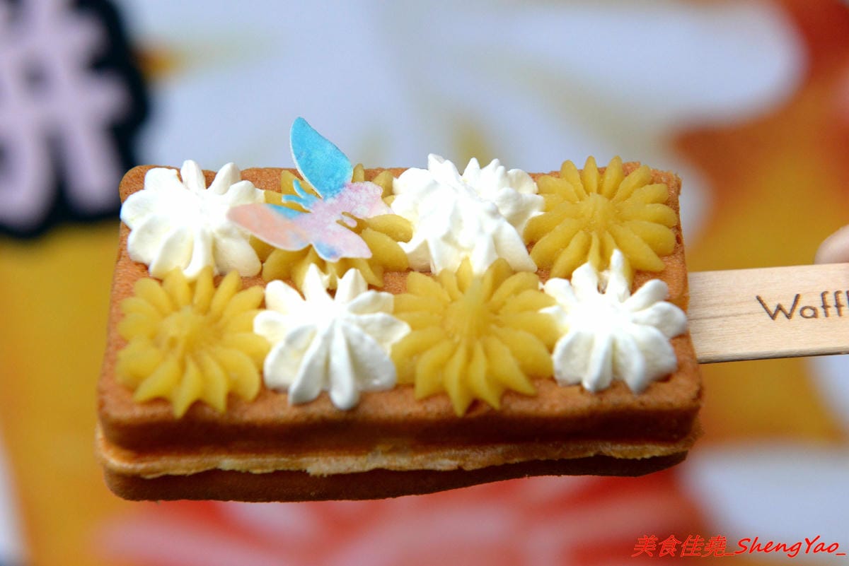 [台中北區]Waffle Pop – 來自日本的人氣甜點”棒棒鬆餅”,日式和果子和格子鬆餅的完美結合,甜度有掌控,不甜膩好吃,冰棒造型很特別適合拍照,走在路上拿著吃超吸睛,一中商圈新散步甜食。