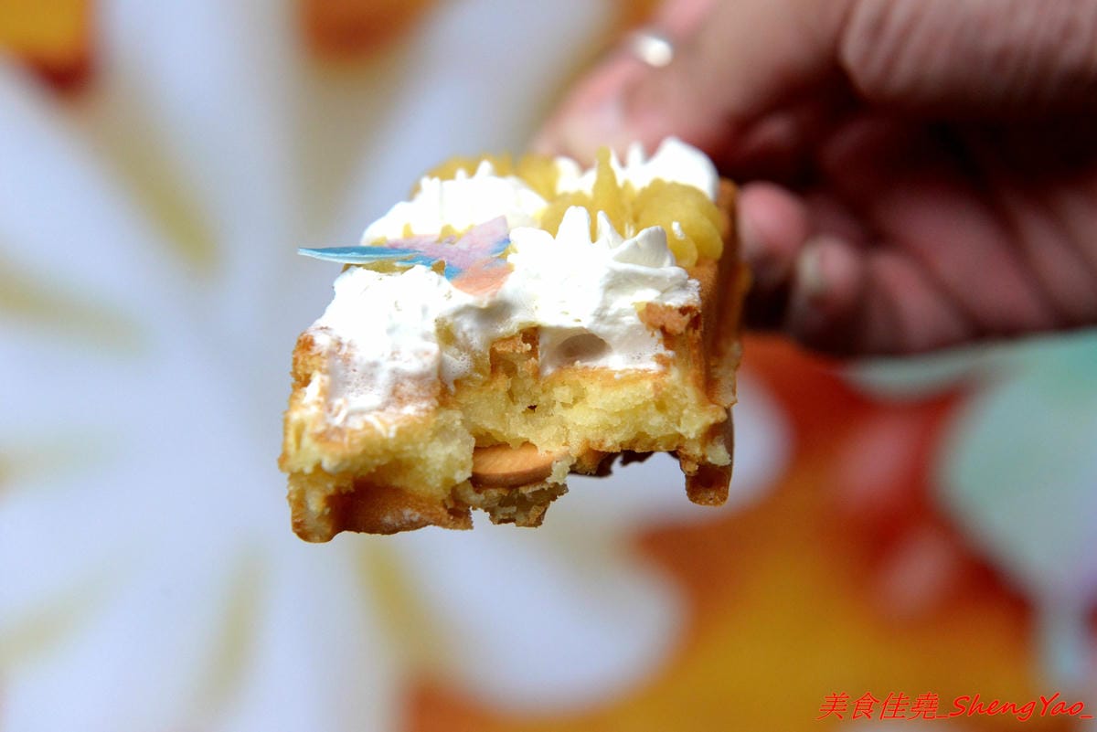 [台中北區]Waffle Pop – 來自日本的人氣甜點”棒棒鬆餅”,日式和果子和格子鬆餅的完美結合,甜度有掌控,不甜膩好吃,冰棒造型很特別適合拍照,走在路上拿著吃超吸睛,一中商圈新散步甜食。