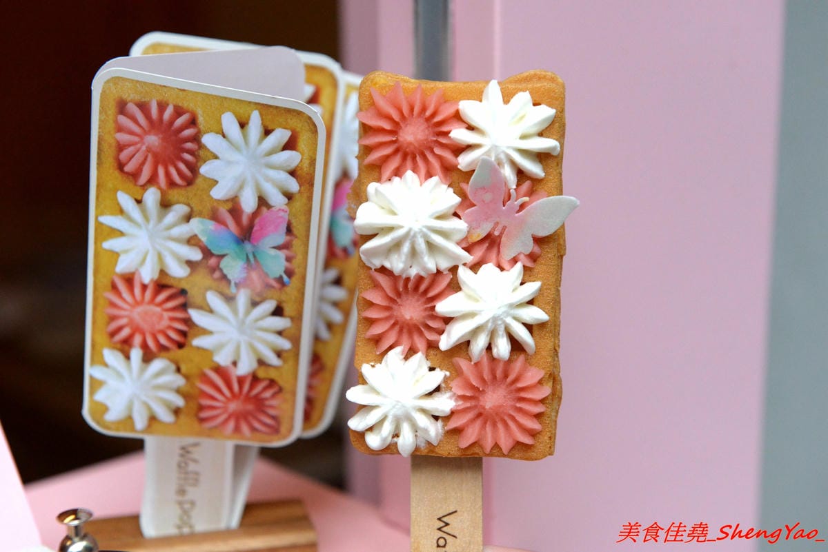 [台中北區]Waffle Pop – 來自日本的人氣甜點”棒棒鬆餅”,日式和果子和格子鬆餅的完美結合,甜度有掌控,不甜膩好吃,冰棒造型很特別適合拍照,走在路上拿著吃超吸睛,一中商圈新散步甜食。