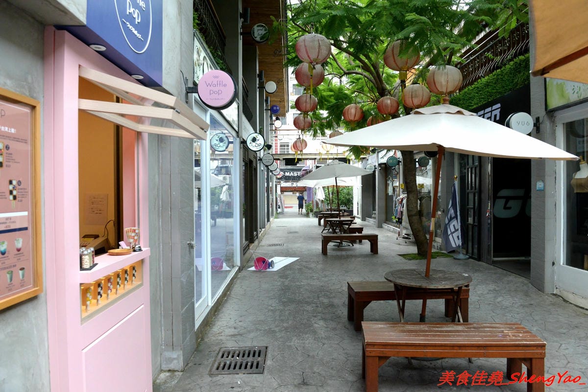 [台中北區]Waffle Pop – 來自日本的人氣甜點”棒棒鬆餅”,日式和果子和格子鬆餅的完美結合,甜度有掌控,不甜膩好吃,冰棒造型很特別適合拍照,走在路上拿著吃超吸睛,一中商圈新散步甜食。