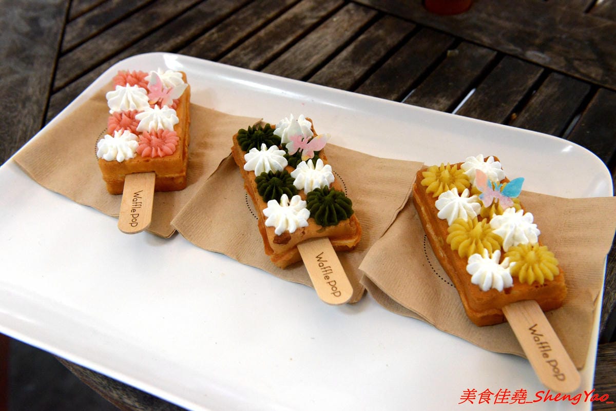 [台中北區]Waffle Pop – 來自日本的人氣甜點”棒棒鬆餅”,日式和果子和格子鬆餅的完美結合,甜度有掌控,不甜膩好吃,冰棒造型很特別適合拍照,走在路上拿著吃超吸睛,一中商圈新散步甜食。