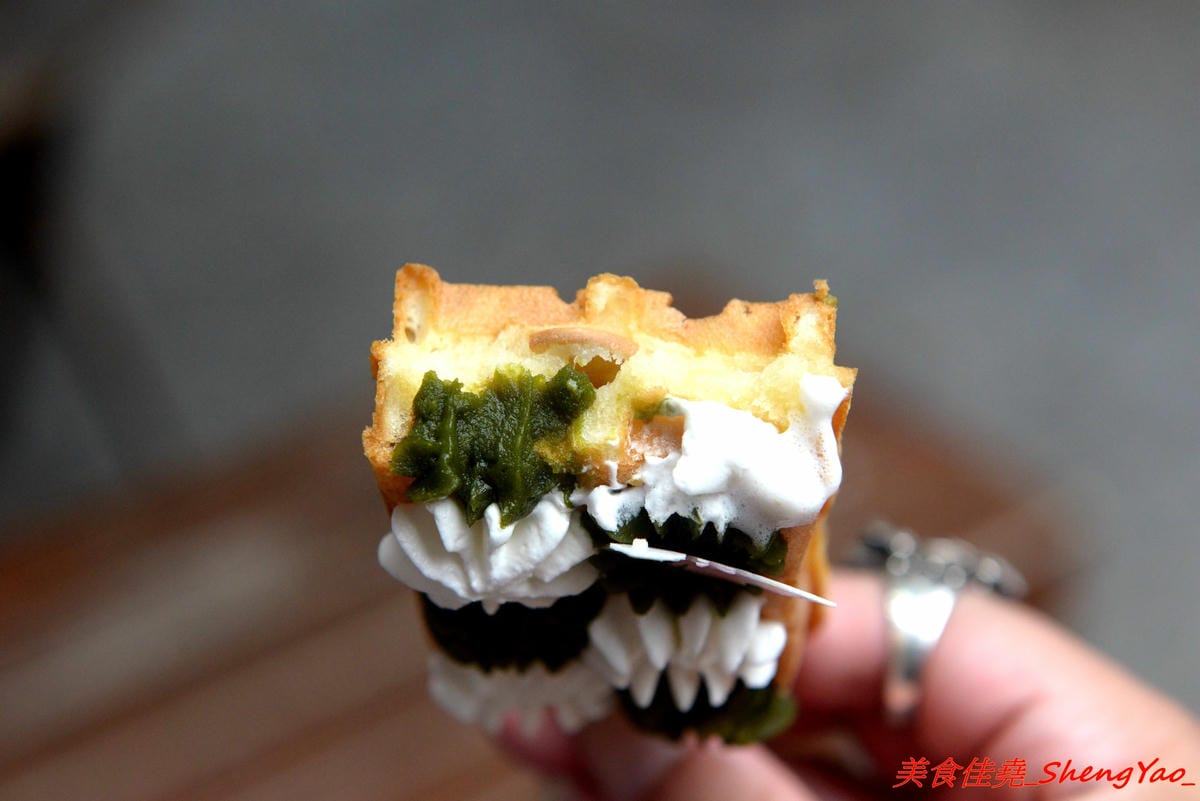 [台中北區]Waffle Pop – 來自日本的人氣甜點”棒棒鬆餅”,日式和果子和格子鬆餅的完美結合,甜度有掌控,不甜膩好吃,冰棒造型很特別適合拍照,走在路上拿著吃超吸睛,一中商圈新散步甜食。