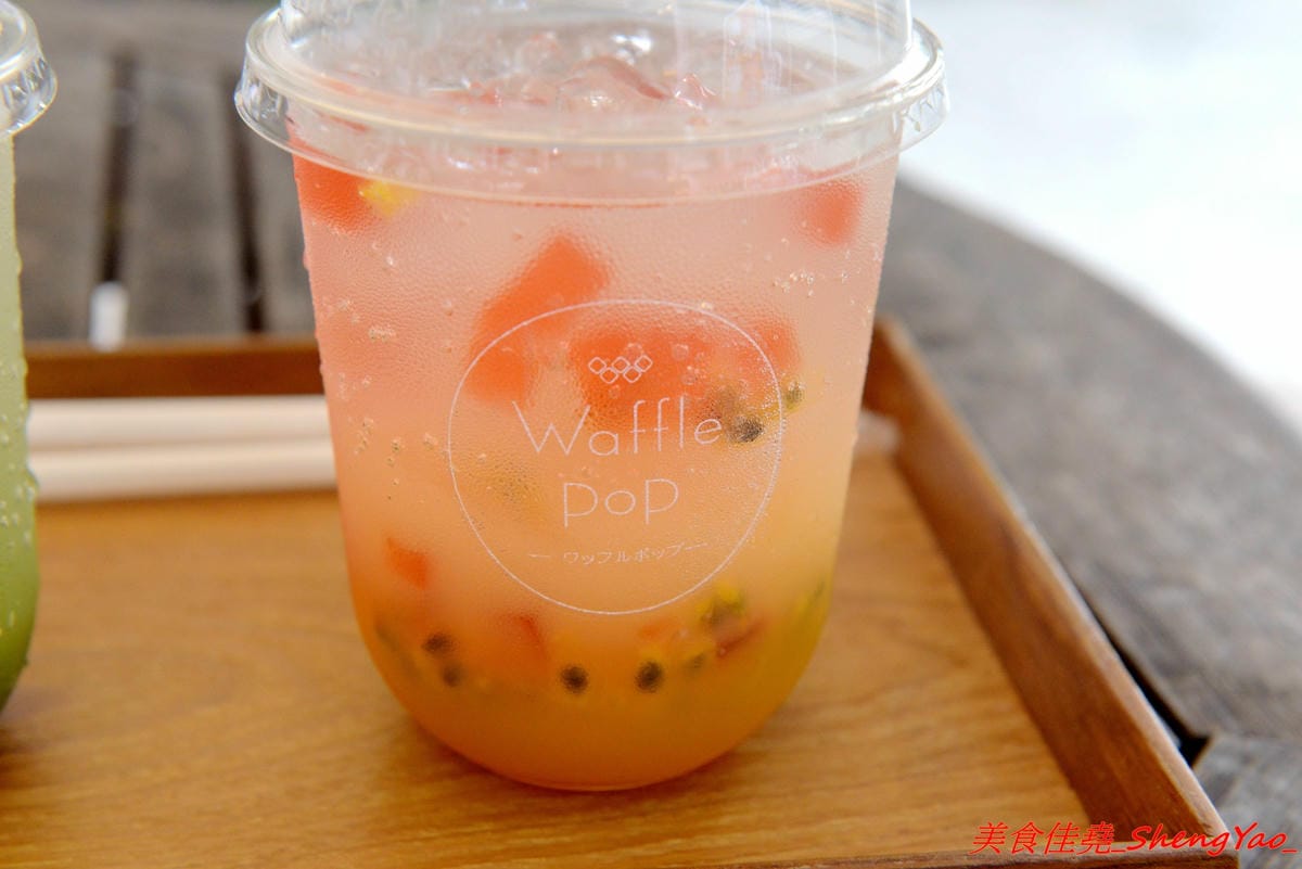 [台中北區]Waffle Pop – 來自日本的人氣甜點”棒棒鬆餅”,日式和果子和格子鬆餅的完美結合,甜度有掌控,不甜膩好吃,冰棒造型很特別適合拍照,走在路上拿著吃超吸睛,一中商圈新散步甜食。