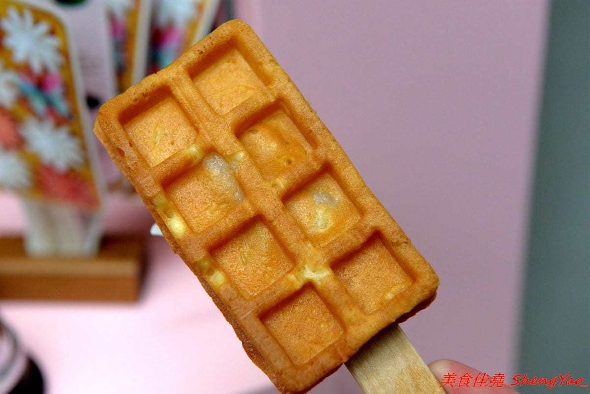 [台中北區]Waffle Pop – 來自日本的人氣甜點”棒棒鬆餅”,日式和果子和格子鬆餅的完美結合,甜度有掌控,不甜膩好吃,冰棒造型很特別適合拍照,走在路上拿著吃超吸睛,一中商圈新散步甜食。