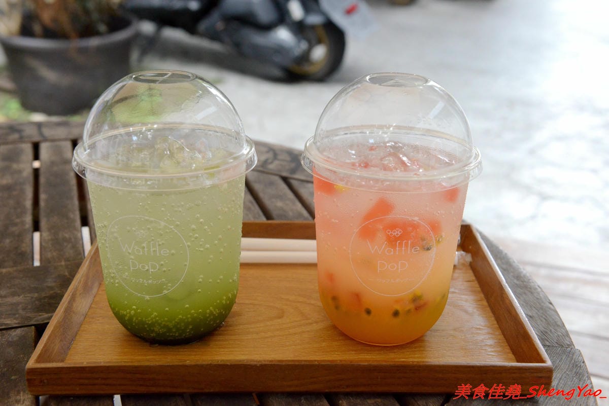 [台中北區]Waffle Pop – 來自日本的人氣甜點”棒棒鬆餅”,日式和果子和格子鬆餅的完美結合,甜度有掌控,不甜膩好吃,冰棒造型很特別適合拍照,走在路上拿著吃超吸睛,一中商圈新散步甜食。