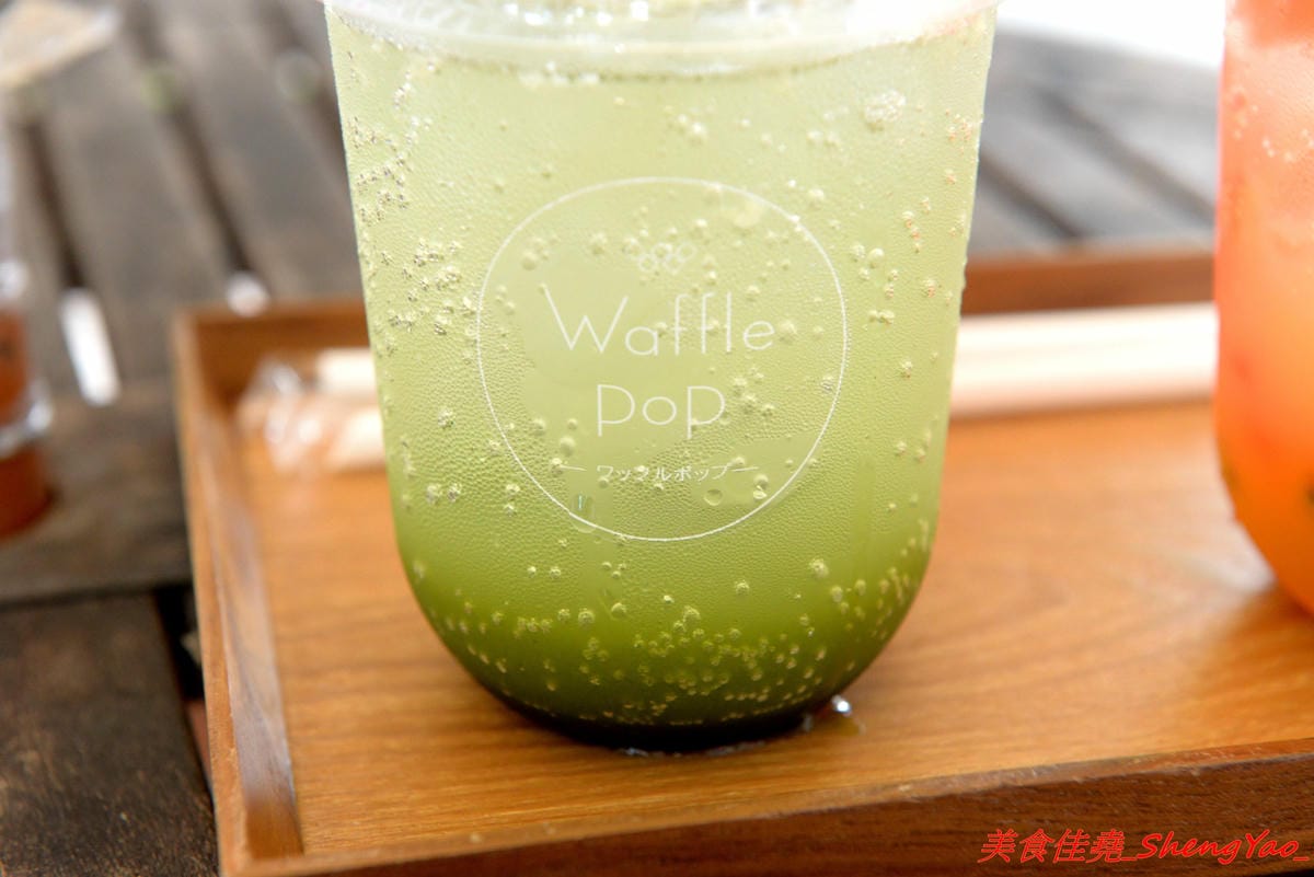 [台中北區]Waffle Pop – 來自日本的人氣甜點”棒棒鬆餅”,日式和果子和格子鬆餅的完美結合,甜度有掌控,不甜膩好吃,冰棒造型很特別適合拍照,走在路上拿著吃超吸睛,一中商圈新散步甜食。