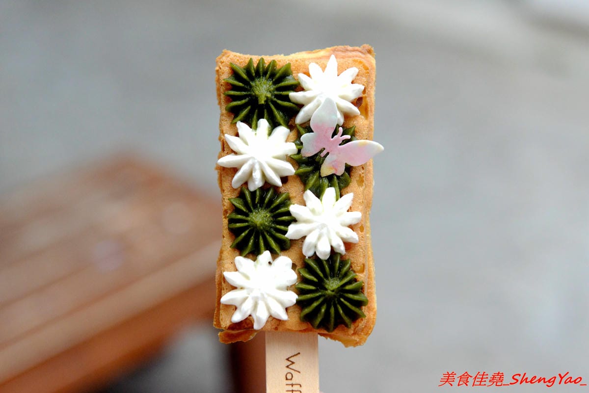 [台中北區]Waffle Pop – 來自日本的人氣甜點”棒棒鬆餅”,日式和果子和格子鬆餅的完美結合,甜度有掌控,不甜膩好吃,冰棒造型很特別適合拍照,走在路上拿著吃超吸睛,一中商圈新散步甜食。
