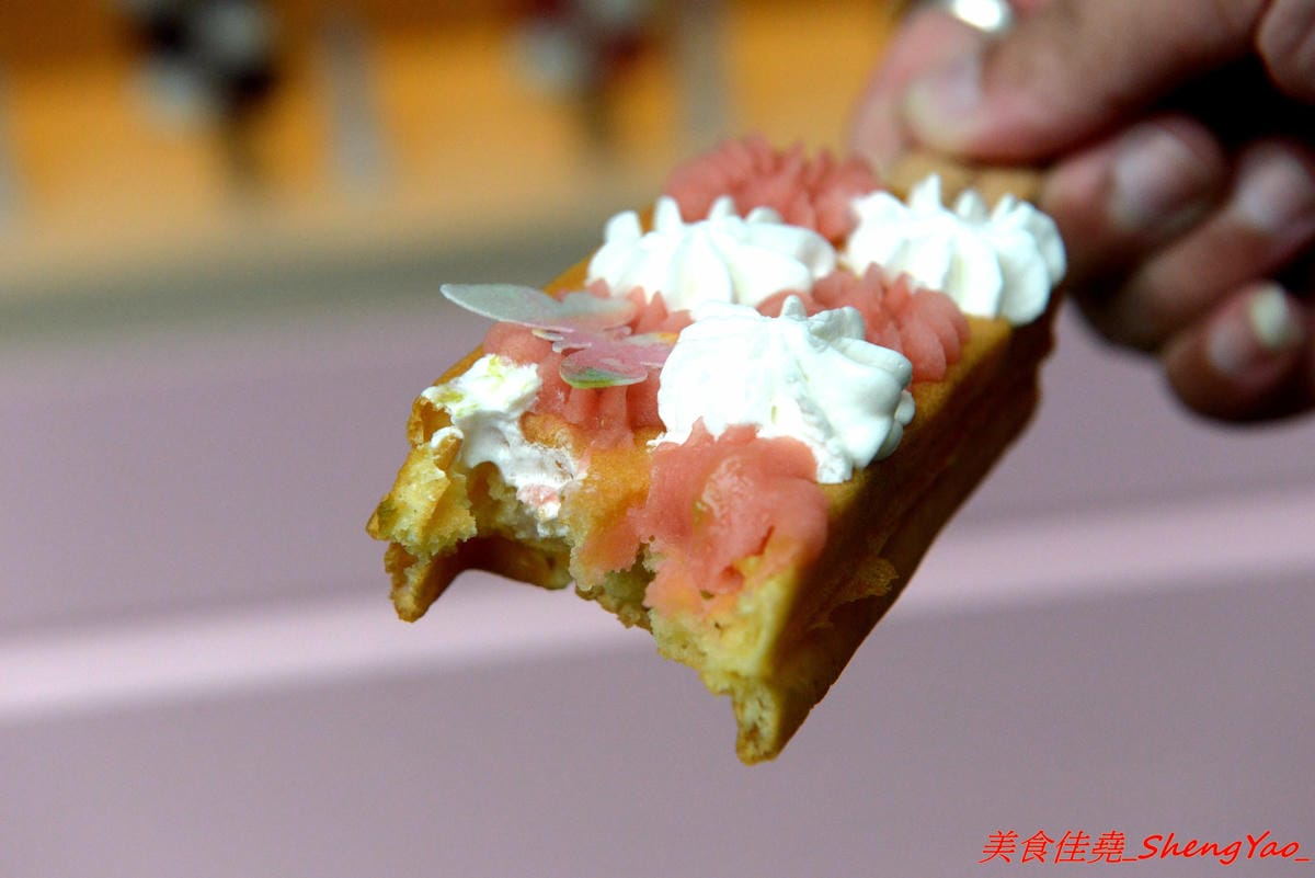 [台中北區]Waffle Pop – 來自日本的人氣甜點”棒棒鬆餅”,日式和果子和格子鬆餅的完美結合,甜度有掌控,不甜膩好吃,冰棒造型很特別適合拍照,走在路上拿著吃超吸睛,一中商圈新散步甜食。