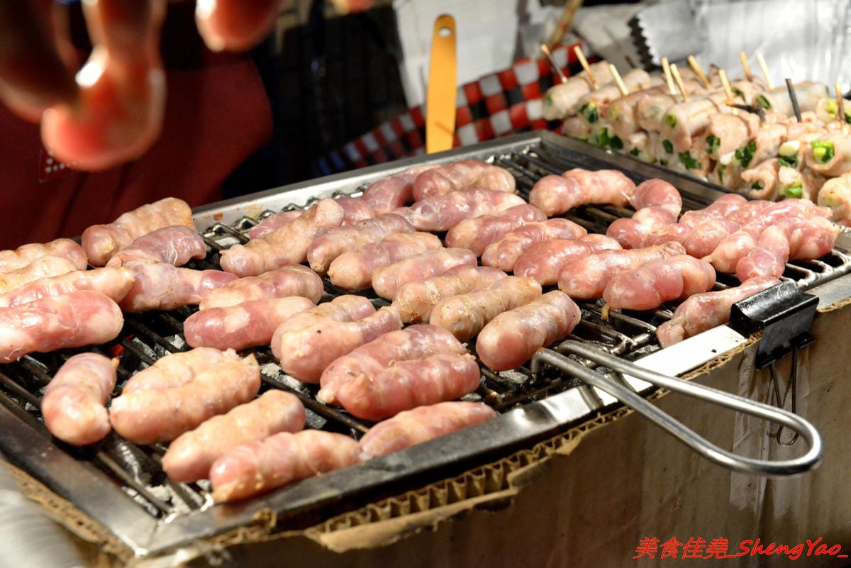 [基隆仁愛]張媽媽香腸&肉串 – 基隆隱藏版深夜美食,每天只賣三小時,一擺攤就立刻被客人包圍,烤香腸和蔥肉串全都是店家自製,食材新鮮,口味不錯,個人大推蔥肉捲,建議事先打電話預訂比較不會