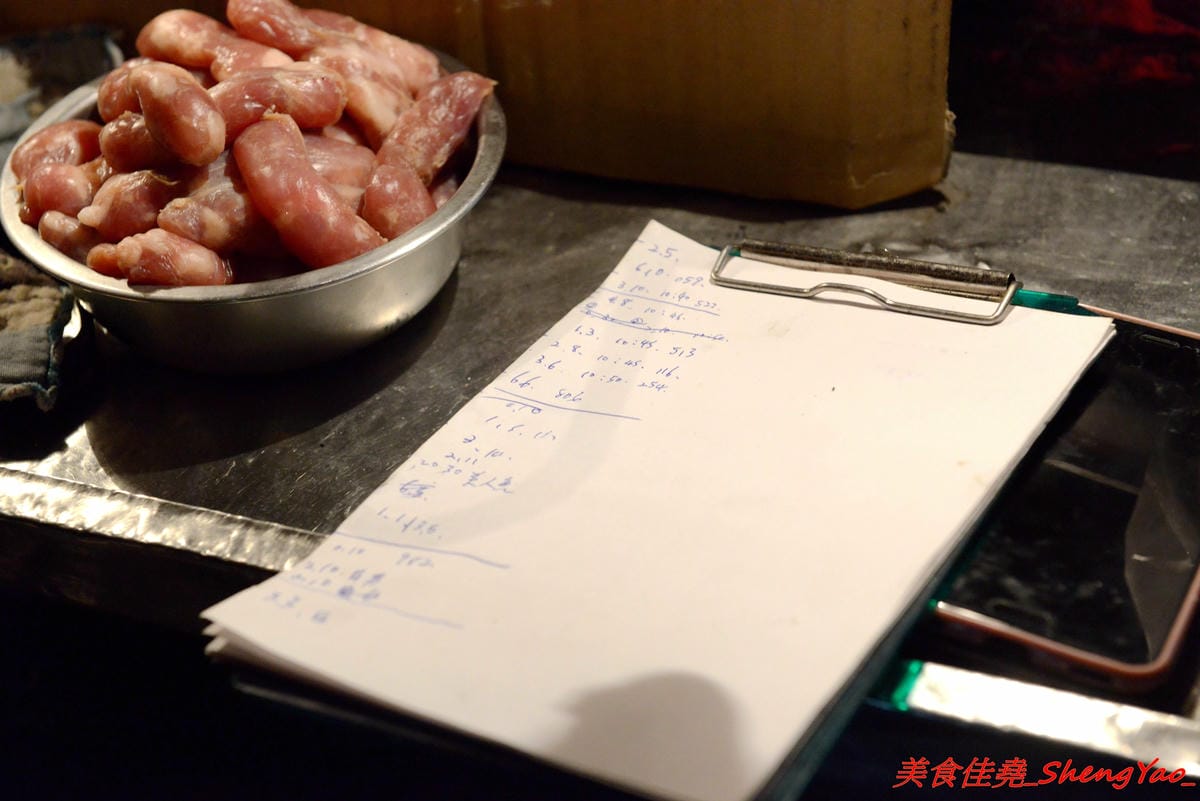 [基隆仁愛]張媽媽香腸&肉串 – 基隆隱藏版深夜美食,每天只賣三小時,一擺攤就立刻被客人包圍,烤香腸和蔥肉串全都是店家自製,食材新鮮,口味不錯,個人大推蔥肉捲,建議事先打電話預訂比較不會