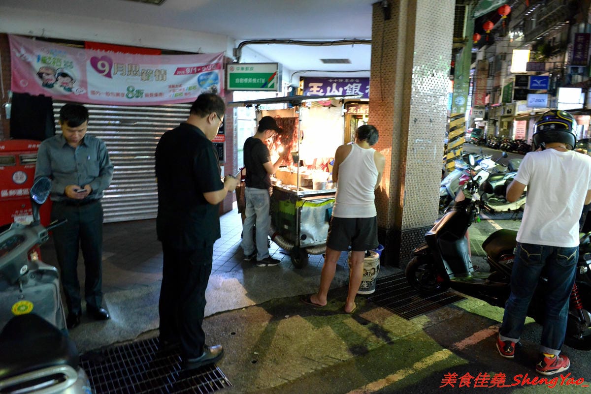 [基隆仁愛]張媽媽香腸&肉串 – 基隆隱藏版深夜美食,每天只賣三小時,一擺攤就立刻被客人包圍,烤香腸和蔥肉串全都是店家自製,食材新鮮,口味不錯,個人大推蔥肉捲,建議事先打電話預訂比較不會