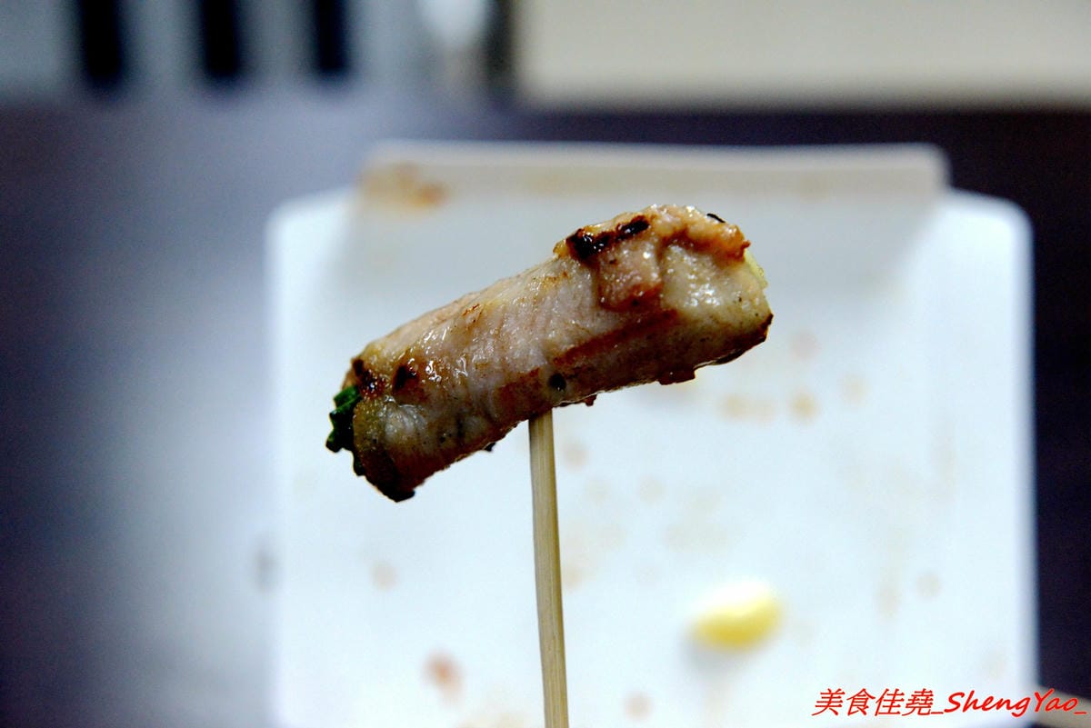 [基隆仁愛]張媽媽香腸&肉串 – 基隆隱藏版深夜美食,每天只賣三小時,一擺攤就立刻被客人包圍,烤香腸和蔥肉串全都是店家自製,食材新鮮,口味不錯,個人大推蔥肉捲,建議事先打電話預訂比較不會