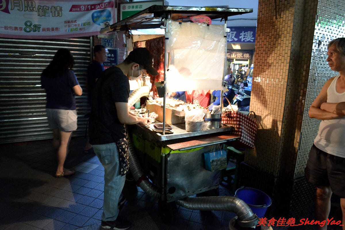 [基隆仁愛]張媽媽香腸&肉串 – 基隆隱藏版深夜美食,每天只賣三小時,一擺攤就立刻被客人包圍,烤香腸和蔥肉串全都是店家自製,食材新鮮,口味不錯,個人大推蔥肉捲,建議事先打電話預訂比較不會
