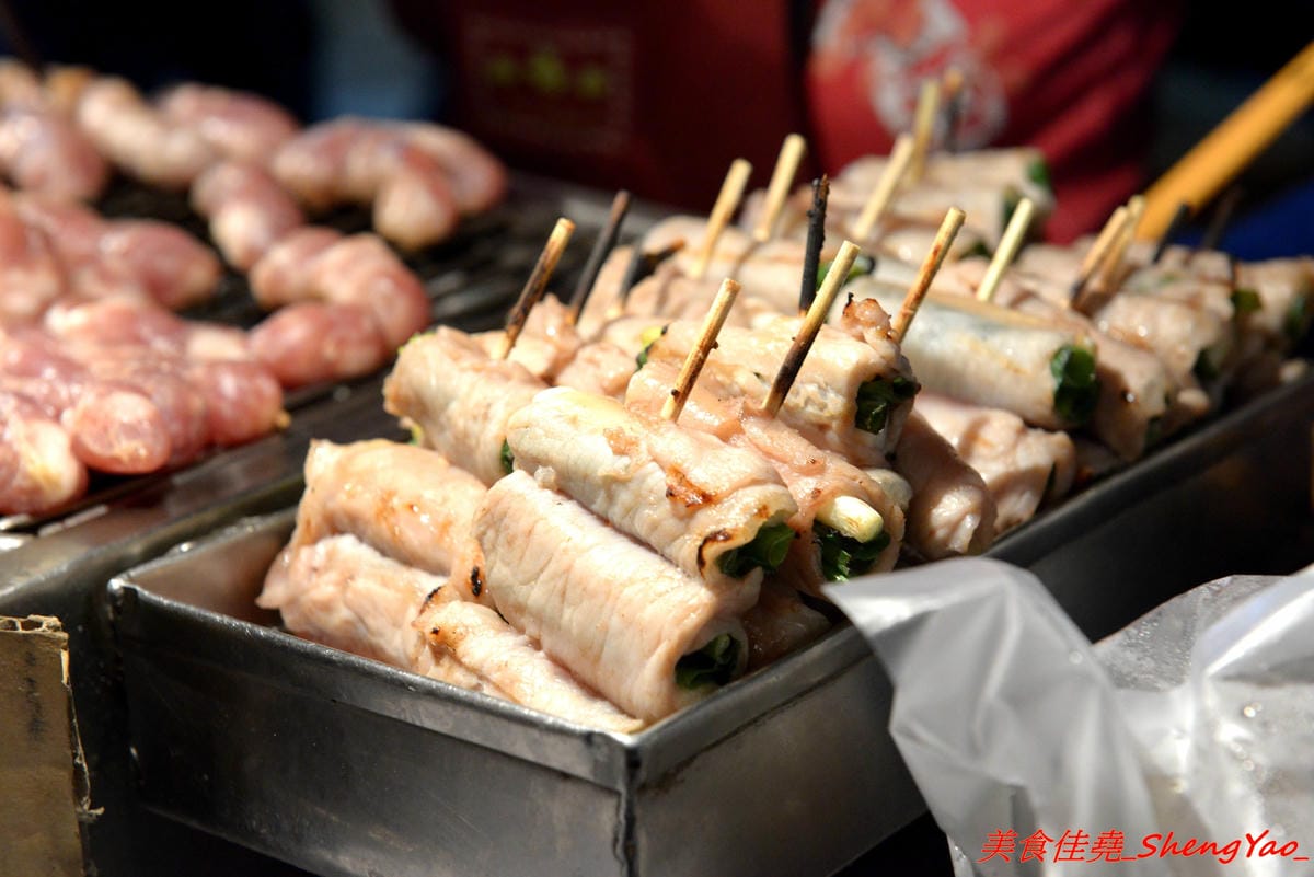 [基隆仁愛]張媽媽香腸&肉串 – 基隆隱藏版深夜美食,每天只賣三小時,一擺攤就立刻被客人包圍,烤香腸和蔥肉串全都是店家自製,食材新鮮,口味不錯,個人大推蔥肉捲,建議事先打電話預訂比較不會