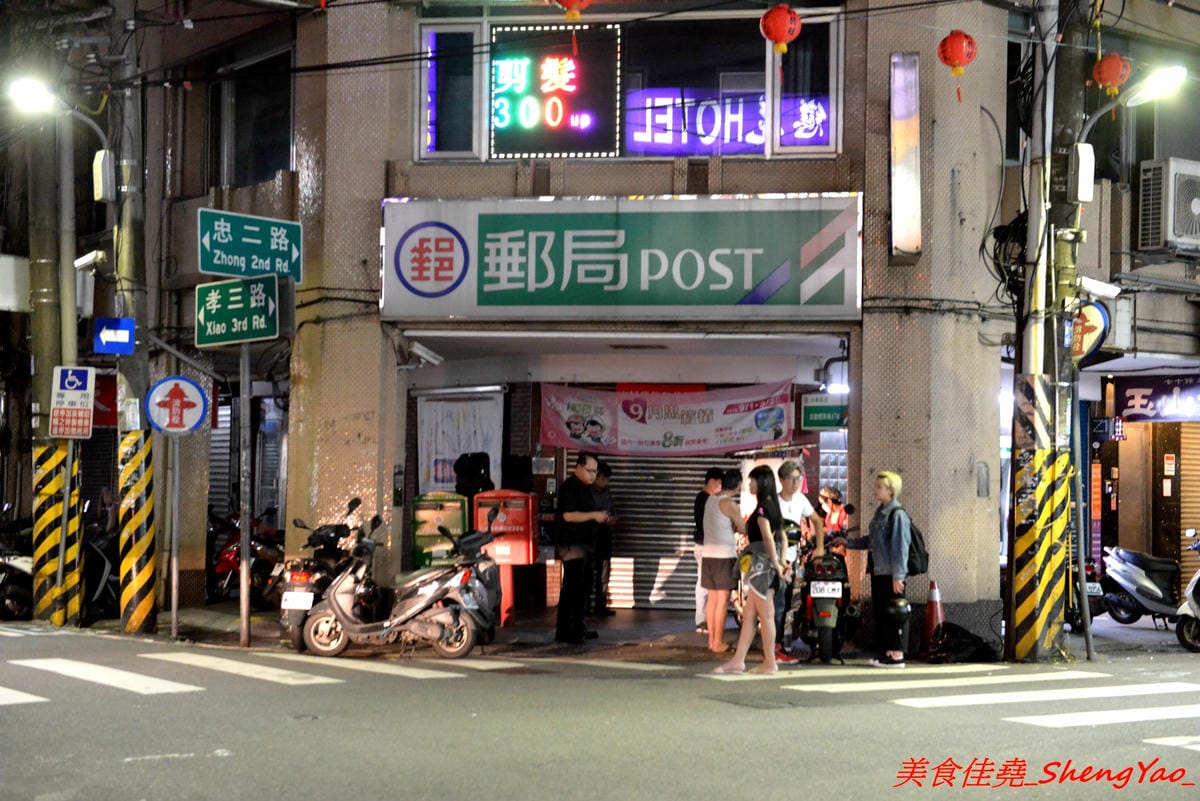 [基隆仁愛]張媽媽香腸&肉串 – 基隆隱藏版深夜美食,每天只賣三小時,一擺攤就立刻被客人包圍,烤香腸和蔥肉串全都是店家自製,食材新鮮,口味不錯,個人大推蔥肉捲,建議事先打電話預訂比較不會