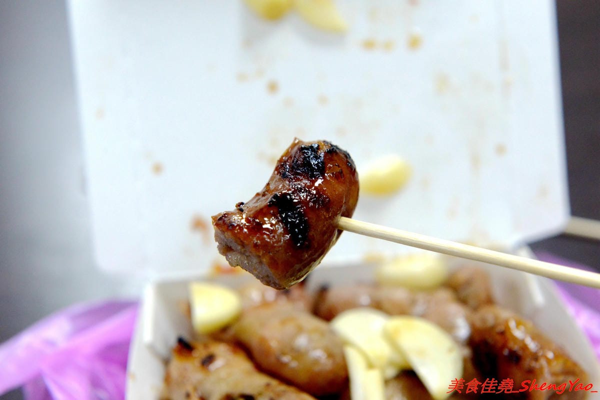 [基隆仁愛]張媽媽香腸&肉串 – 基隆隱藏版深夜美食,每天只賣三小時,一擺攤就立刻被客人包圍,烤香腸和蔥肉串全都是店家自製,食材新鮮,口味不錯,個人大推蔥肉捲,建議事先打電話預訂比較不會