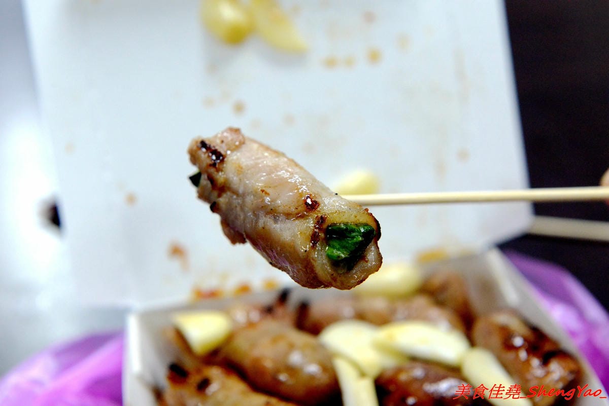 [基隆仁愛]張媽媽香腸&肉串 – 基隆隱藏版深夜美食,每天只賣三小時,一擺攤就立刻被客人包圍,烤香腸和蔥肉串全都是店家自製,食材新鮮,口味不錯,個人大推蔥肉捲,建議事先打電話預訂比較不會