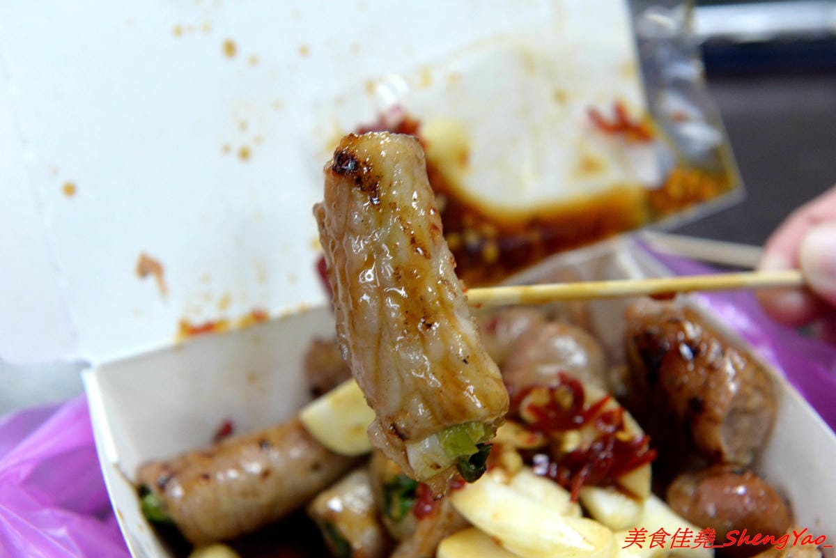 [基隆仁愛]張媽媽香腸&肉串 – 基隆隱藏版深夜美食,每天只賣三小時,一擺攤就立刻被客人包圍,烤香腸和蔥肉串全都是店家自製,食材新鮮,口味不錯,個人大推蔥肉捲,建議事先打電話預訂比較不會