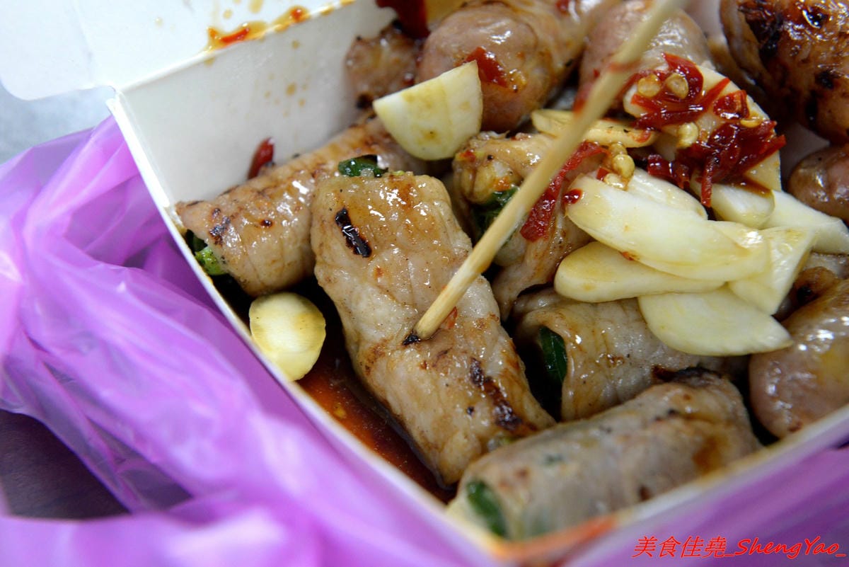 [基隆仁愛]張媽媽香腸&肉串 – 基隆隱藏版深夜美食,每天只賣三小時,一擺攤就立刻被客人包圍,烤香腸和蔥肉串全都是店家自製,食材新鮮,口味不錯,個人大推蔥肉捲,建議事先打電話預訂比較不會