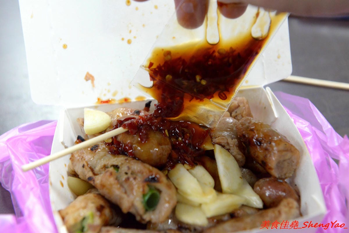 [基隆仁愛]張媽媽香腸&肉串 – 基隆隱藏版深夜美食,每天只賣三小時,一擺攤就立刻被客人包圍,烤香腸和蔥肉串全都是店家自製,食材新鮮,口味不錯,個人大推蔥肉捲,建議事先打電話預訂比較不會