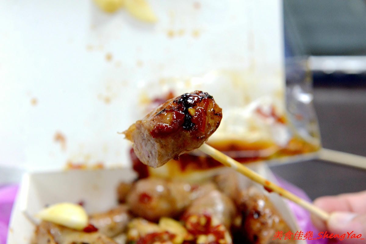 [基隆仁愛]張媽媽香腸&肉串 – 基隆隱藏版深夜美食,每天只賣三小時,一擺攤就立刻被客人包圍,烤香腸和蔥肉串全都是店家自製,食材新鮮,口味不錯,個人大推蔥肉捲,建議事先打電話預訂比較不會