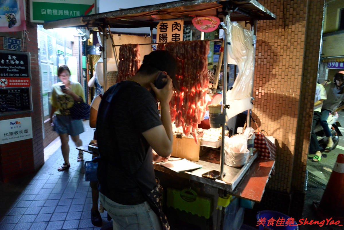 [基隆仁愛]張媽媽香腸&肉串 – 基隆隱藏版深夜美食,每天只賣三小時,一擺攤就立刻被客人包圍,烤香腸和蔥肉串全都是店家自製,食材新鮮,口味不錯,個人大推蔥肉捲,建議事先打電話預訂比較不會