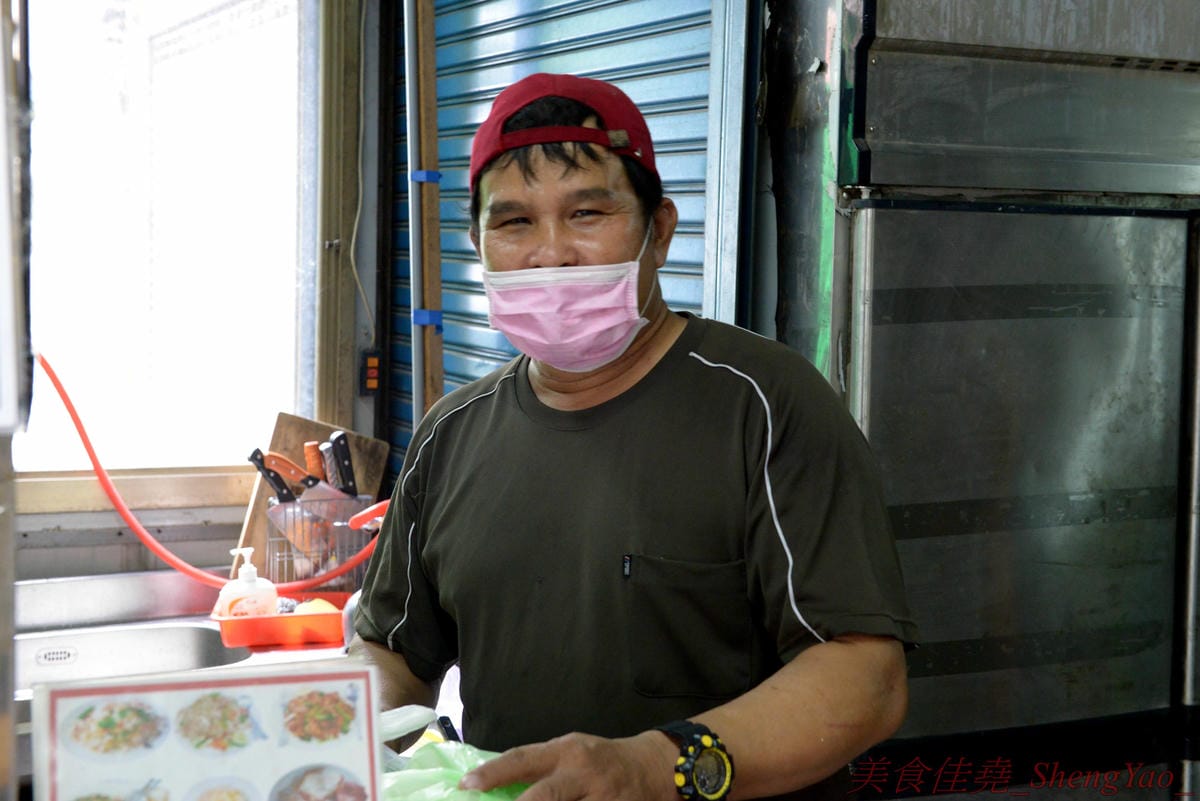 [台中沙鹿]阿威泰式小吃 沙鹿店 – C/P值宇宙無敵高的阿威泰式小吃在鹿寮開新分店囉,打拋飯、炒河粉、咖哩雞飯價格幾乎都百元不到,餐點份量多到讓人傻眼,一餐可以抵兩餐,營業時段只限中午