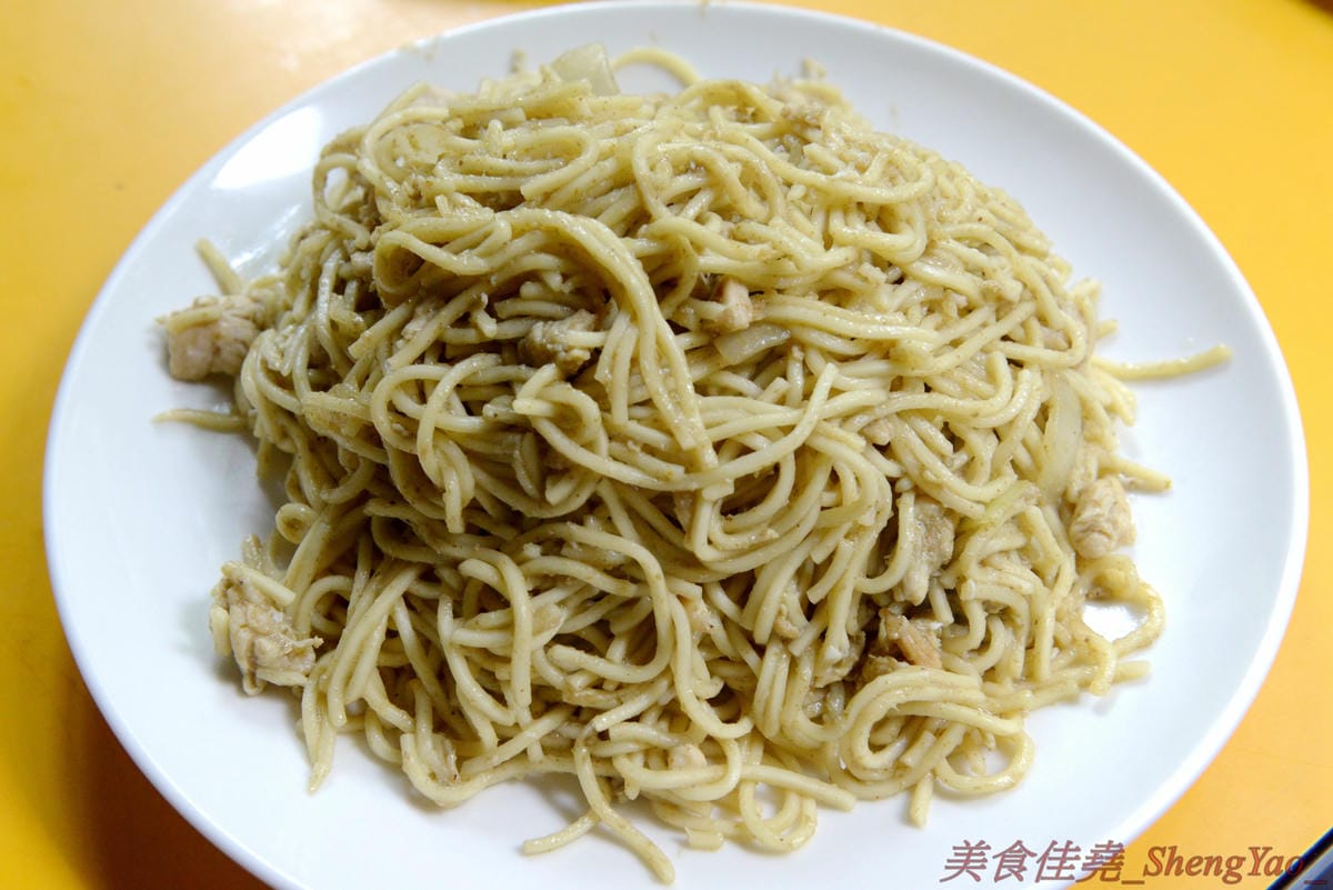 [台中沙鹿]阿威泰式小吃 沙鹿店 – C/P值宇宙無敵高的阿威泰式小吃在鹿寮開新分店囉,打拋飯、炒河粉、咖哩雞飯價格幾乎都百元不到,餐點份量多到讓人傻眼,一餐可以抵兩餐,營業時段只限中午
