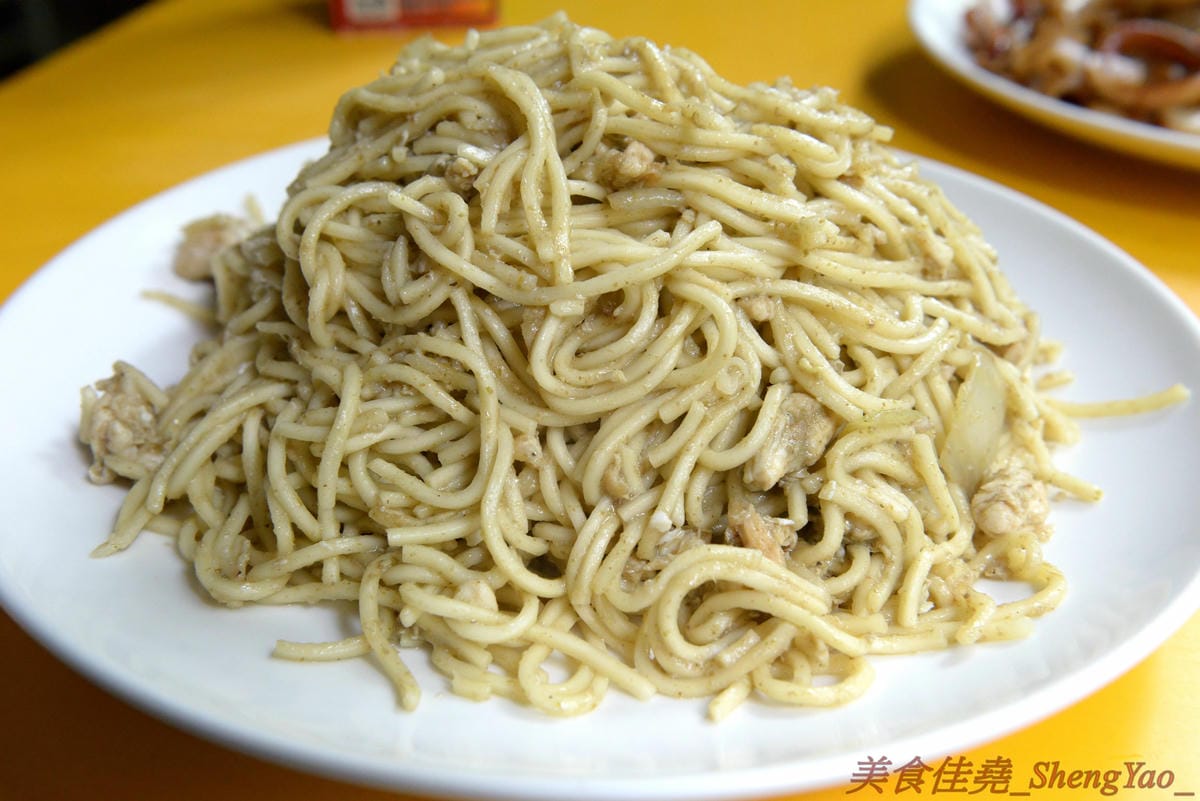 [台中沙鹿]阿威泰式小吃 沙鹿店 – C/P值宇宙無敵高的阿威泰式小吃在鹿寮開新分店囉,打拋飯、炒河粉、咖哩雞飯價格幾乎都百元不到,餐點份量多到讓人傻眼,一餐可以抵兩餐,營業時段只限中午