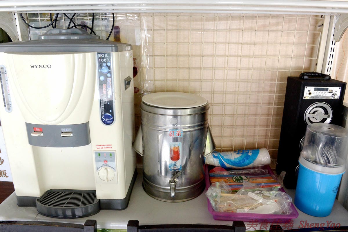 [台中沙鹿]阿威泰式小吃 沙鹿店 – C/P值宇宙無敵高的阿威泰式小吃在鹿寮開新分店囉,打拋飯、炒河粉、咖哩雞飯價格幾乎都百元不到,餐點份量多到讓人傻眼,一餐可以抵兩餐,營業時段只限中午