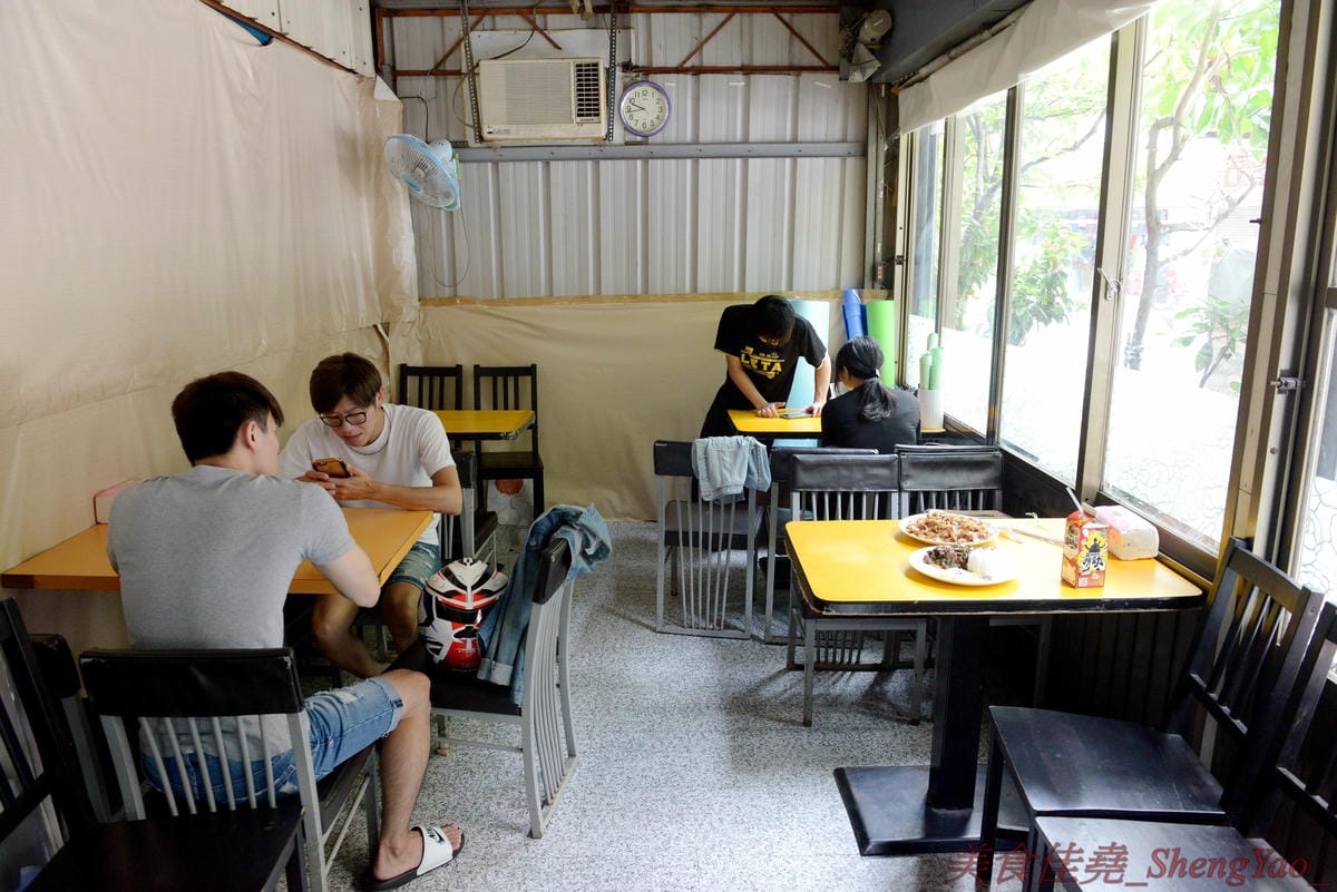 [台中沙鹿]阿威泰式小吃 沙鹿店 – C/P值宇宙無敵高的阿威泰式小吃在鹿寮開新分店囉,打拋飯、炒河粉、咖哩雞飯價格幾乎都百元不到,餐點份量多到讓人傻眼,一餐可以抵兩餐,營業時段只限中午