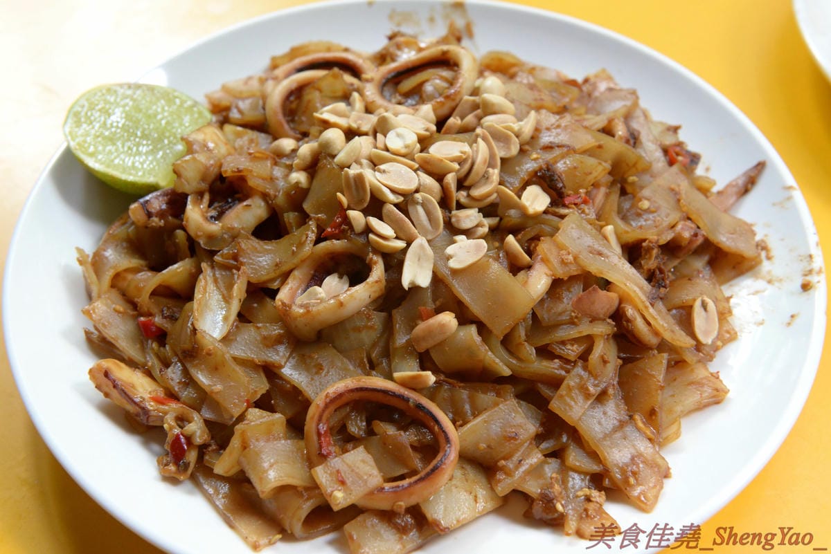 [台中沙鹿]阿威泰式小吃 沙鹿店 – C/P值宇宙無敵高的阿威泰式小吃在鹿寮開新分店囉,打拋飯、炒河粉、咖哩雞飯價格幾乎都百元不到,餐點份量多到讓人傻眼,一餐可以抵兩餐,營業時段只限中午