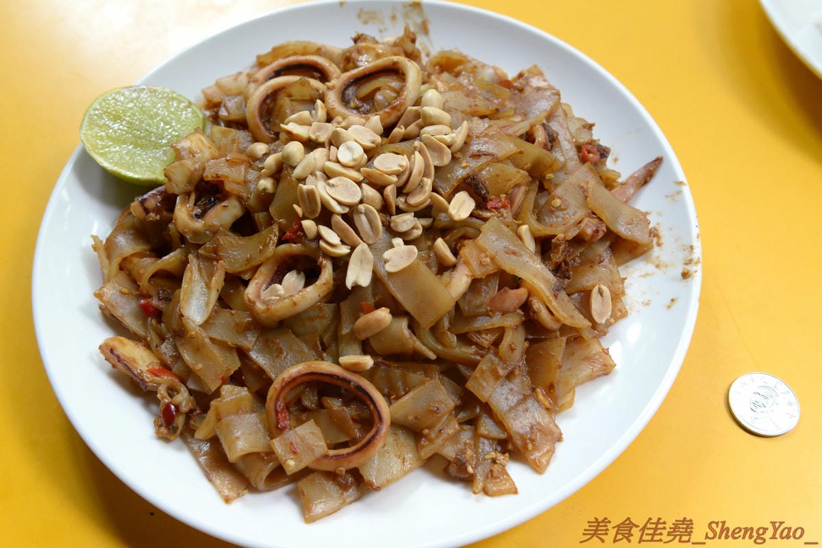 [台中沙鹿]阿威泰式小吃 沙鹿店 – C/P值宇宙無敵高的阿威泰式小吃在鹿寮開新分店囉,打拋飯、炒河粉、咖哩雞飯價格幾乎都百元不到,餐點份量多到讓人傻眼,一餐可以抵兩餐,營業時段只限中午