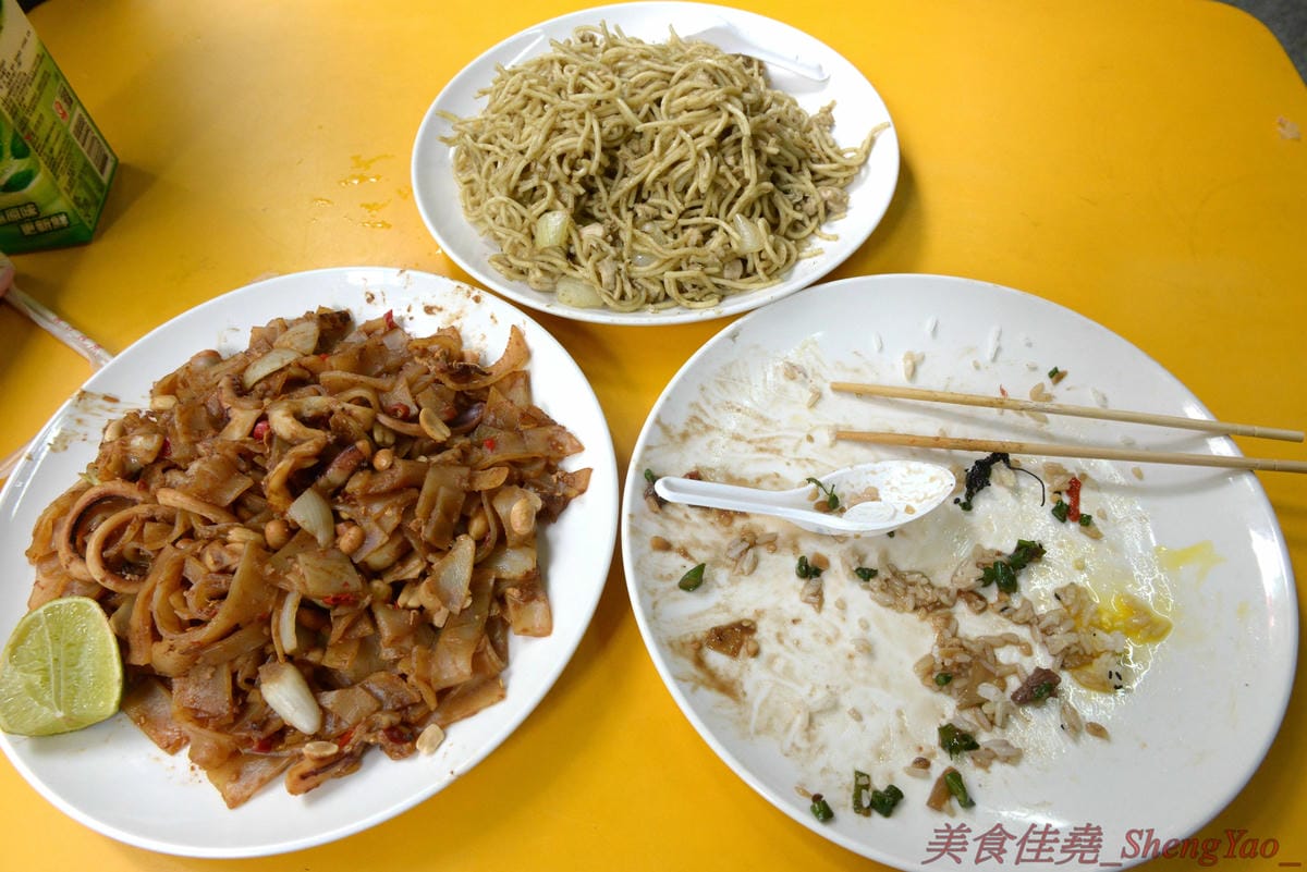 [台中沙鹿]阿威泰式小吃 沙鹿店 – C/P值宇宙無敵高的阿威泰式小吃在鹿寮開新分店囉,打拋飯、炒河粉、咖哩雞飯價格幾乎都百元不到,餐點份量多到讓人傻眼,一餐可以抵兩餐,營業時段只限中午