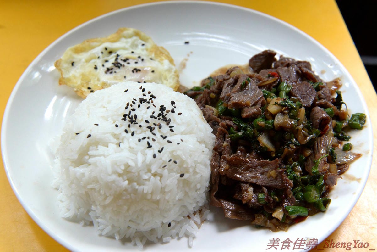 [台中沙鹿]阿威泰式小吃 沙鹿店 – C/P值宇宙無敵高的阿威泰式小吃在鹿寮開新分店囉,打拋飯、炒河粉、咖哩雞飯價格幾乎都百元不到,餐點份量多到讓人傻眼,一餐可以抵兩餐,營業時段只限中午