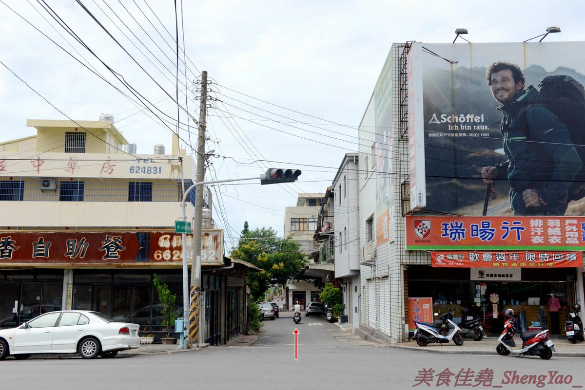 [台中沙鹿]阿威泰式小吃 沙鹿店 – C/P值宇宙無敵高的阿威泰式小吃在鹿寮開新分店囉,打拋飯、炒河粉、咖哩雞飯價格幾乎都百元不到,餐點份量多到讓人傻眼,一餐可以抵兩餐,營業時段只限中午