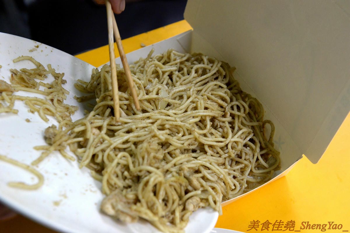 [台中沙鹿]阿威泰式小吃 沙鹿店 – C/P值宇宙無敵高的阿威泰式小吃在鹿寮開新分店囉,打拋飯、炒河粉、咖哩雞飯價格幾乎都百元不到,餐點份量多到讓人傻眼,一餐可以抵兩餐,營業時段只限中午
