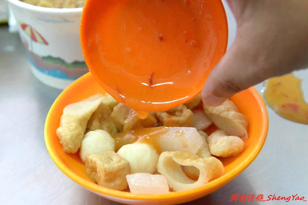 [基隆仁愛]茉莉大腸蚵仔麵線 – 基隆網友推薦的好吃大腸蚵仔麵線,真材實料,麵線給很多不湯水,大腸軟嫩滷得夠味,蚵仔肥美飽滿也不錯,隔壁就是50年歷史的古早味菜頭滷,滿滿的料只賣40元,兩樣