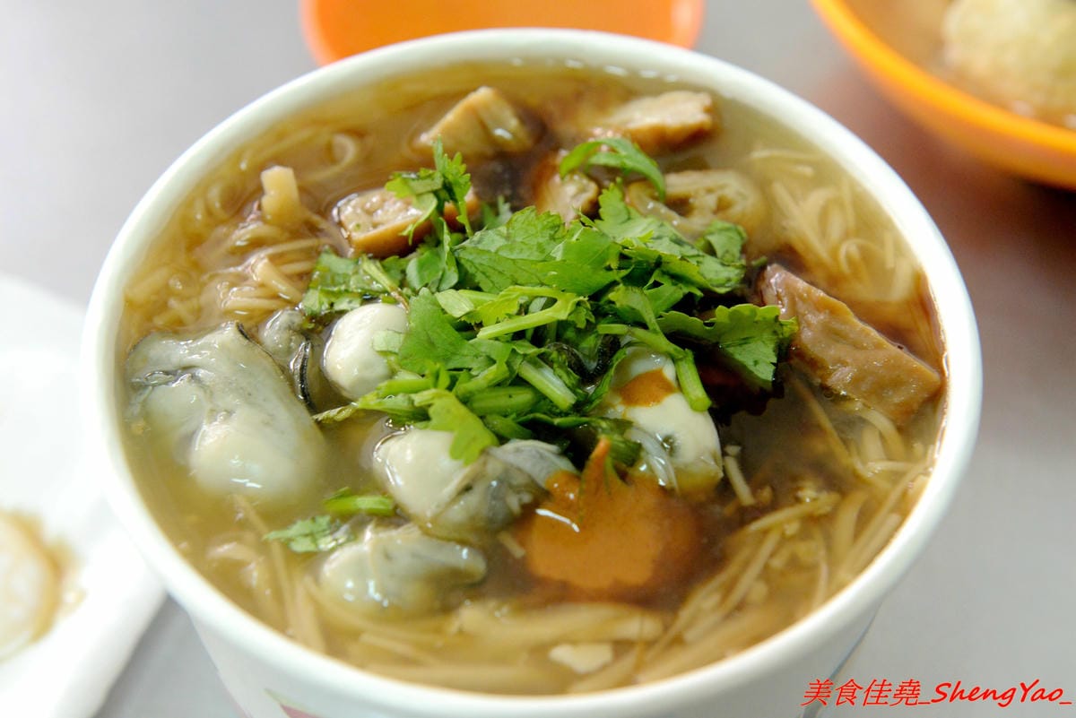 [基隆仁愛]茉莉大腸蚵仔麵線 – 基隆網友推薦的好吃大腸蚵仔麵線,真材實料,麵線給很多不湯水,大腸軟嫩滷得夠味,蚵仔肥美飽滿也不錯,隔壁就是50年歷史的古早味菜頭滷,滿滿的料只賣40元,兩樣