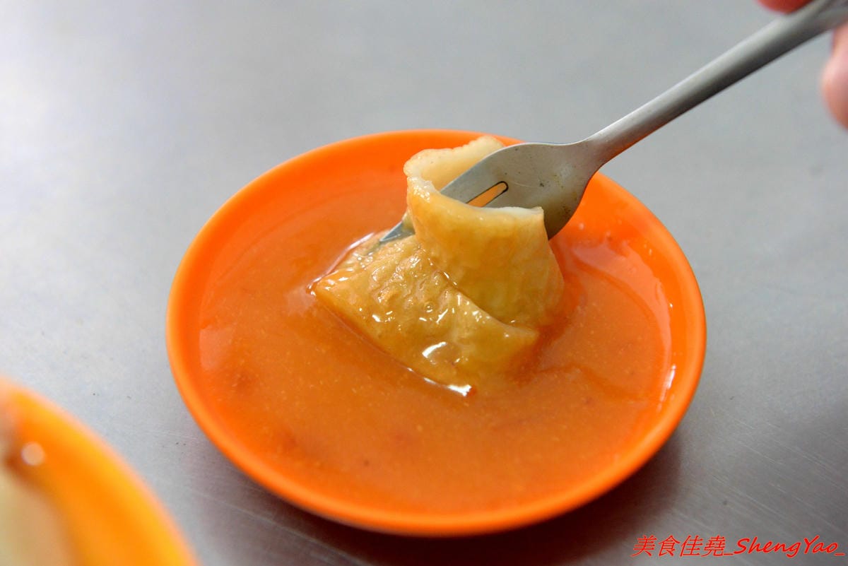 [基隆仁愛]茉莉大腸蚵仔麵線 – 基隆網友推薦的好吃大腸蚵仔麵線,真材實料,麵線給很多不湯水,大腸軟嫩滷得夠味,蚵仔肥美飽滿也不錯,隔壁就是50年歷史的古早味菜頭滷,滿滿的料只賣40元,兩樣