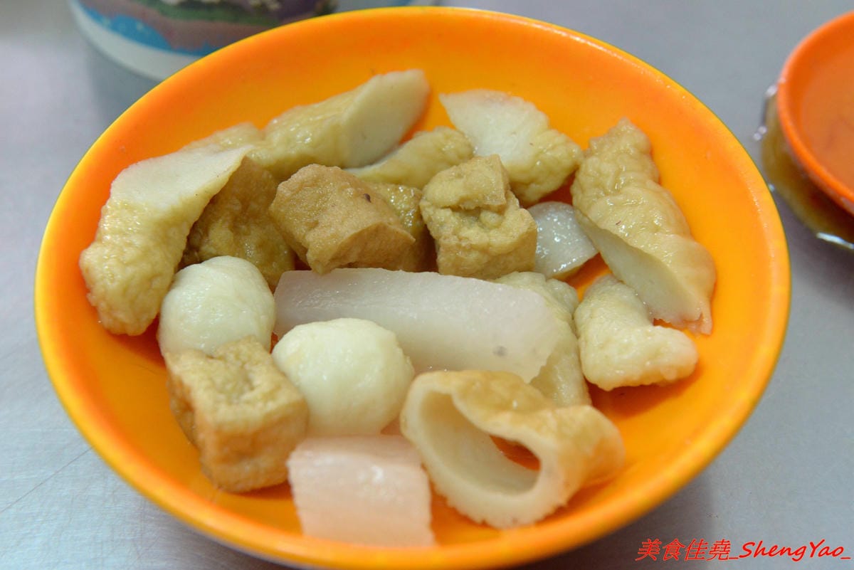 [基隆仁愛]茉莉大腸蚵仔麵線 – 基隆網友推薦的好吃大腸蚵仔麵線,真材實料,麵線給很多不湯水,大腸軟嫩滷得夠味,蚵仔肥美飽滿也不錯,隔壁就是50年歷史的古早味菜頭滷,滿滿的料只賣40元,兩樣