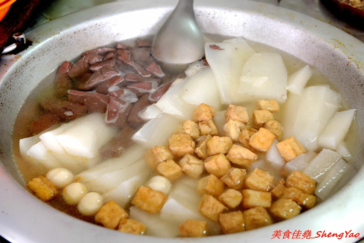 [基隆仁愛]茉莉大腸蚵仔麵線 – 基隆網友推薦的好吃大腸蚵仔麵線,真材實料,麵線給很多不湯水,大腸軟嫩滷得夠味,蚵仔肥美飽滿也不錯,隔壁就是50年歷史的古早味菜頭滷,滿滿的料只賣40元,兩樣