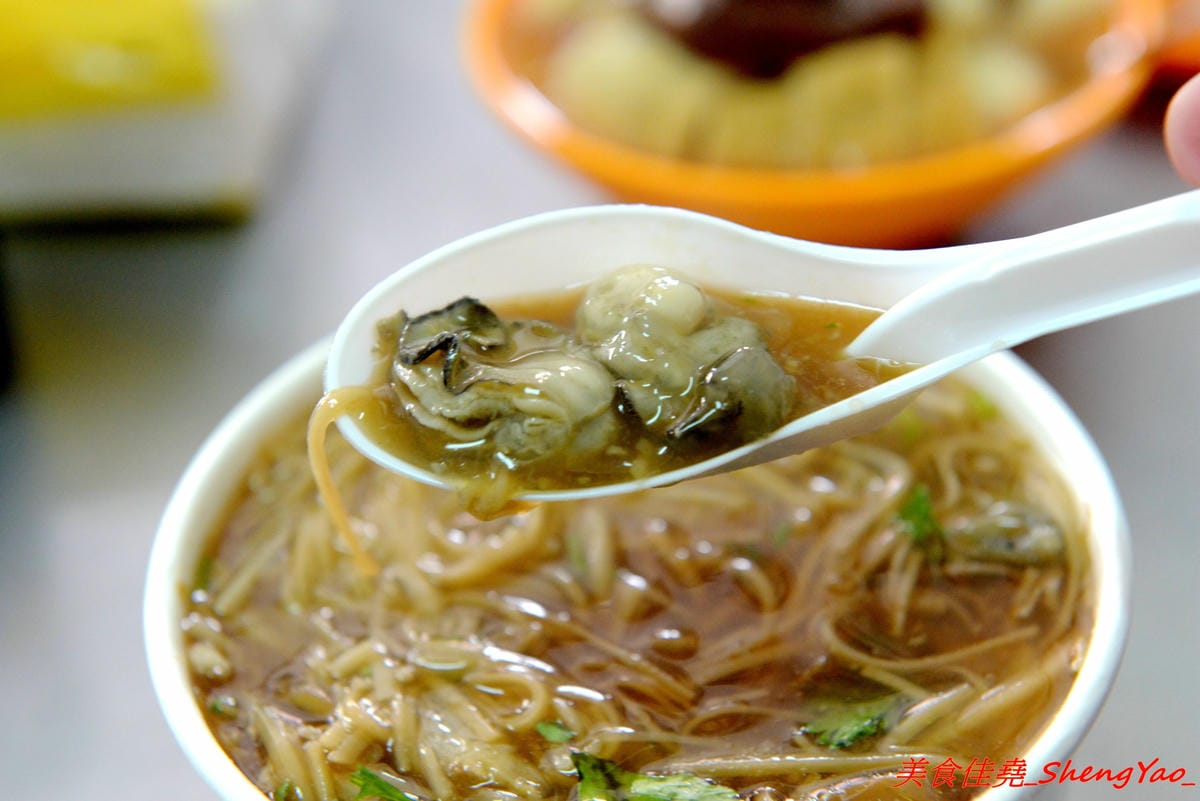[基隆仁愛]茉莉大腸蚵仔麵線 – 基隆網友推薦的好吃大腸蚵仔麵線,真材實料,麵線給很多不湯水,大腸軟嫩滷得夠味,蚵仔肥美飽滿也不錯,隔壁就是50年歷史的古早味菜頭滷,滿滿的料只賣40元,兩樣