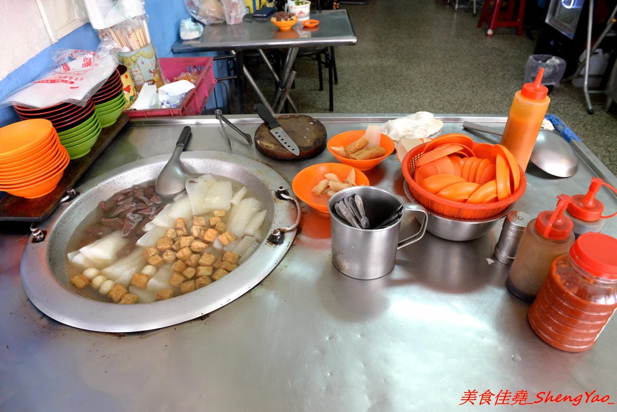 [基隆仁愛]茉莉大腸蚵仔麵線 – 基隆網友推薦的好吃大腸蚵仔麵線,真材實料,麵線給很多不湯水,大腸軟嫩滷得夠味,蚵仔肥美飽滿也不錯,隔壁就是50年歷史的古早味菜頭滷,滿滿的料只賣40元,兩樣